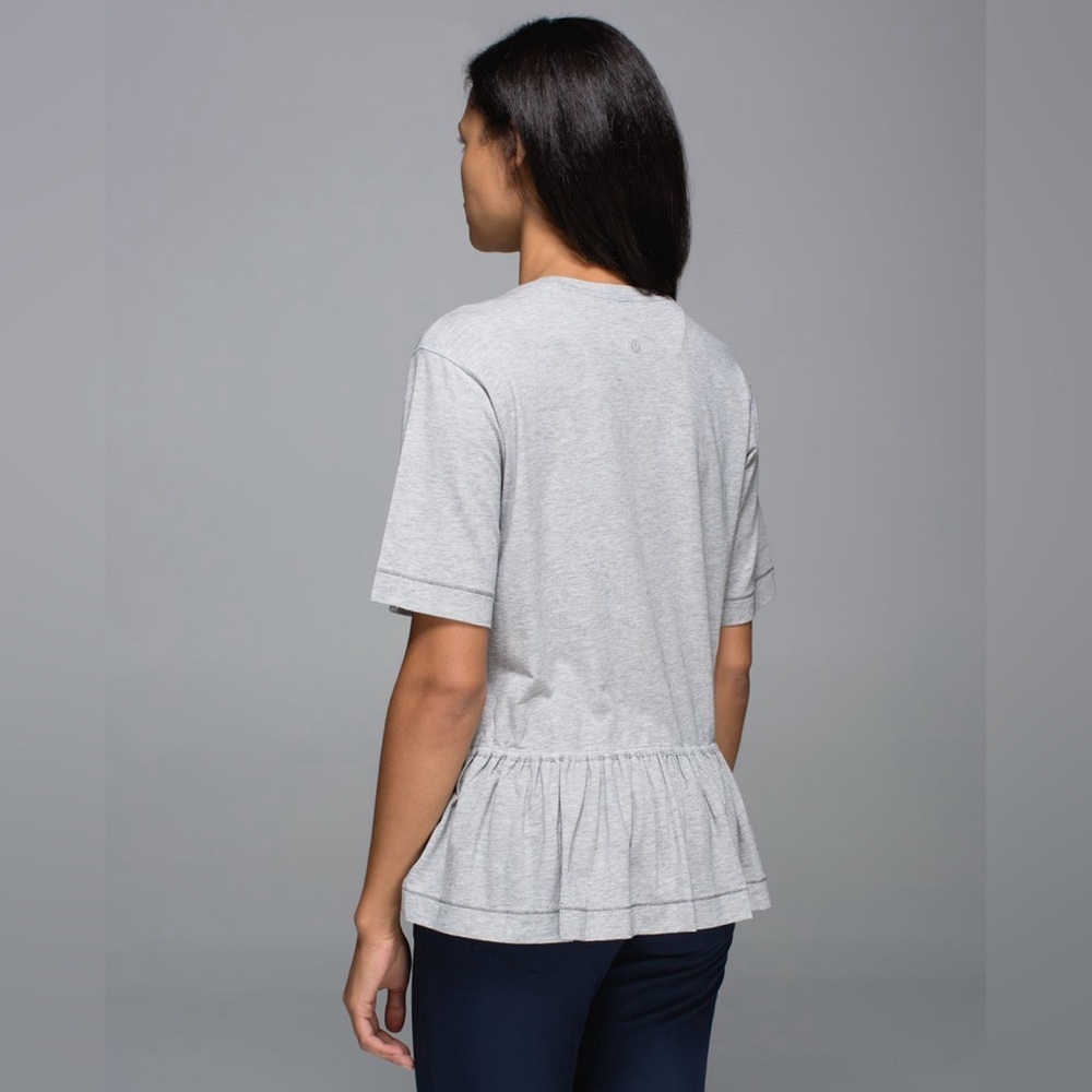 Lululemon Flouncey Tee Mini Stripe Heathered Medium Grey Angel Wing S - Picture 2 of 16